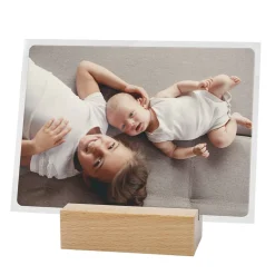 Acrylglasfoto mit Ihrem Wunschbild auf einem Holzsockel