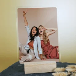 Acrylglasfoto mit Ihrem Wunschbild auf einem Holzsockel