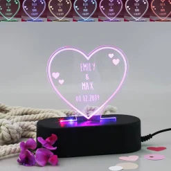 Acryllampe zum Valentinstag in Herzform mit Namen und Datum