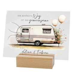 Acrylschild mit Campinganhänger & Blumenmotiv inkl. Wunschnamen zur Hochzeit