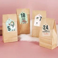 Adventskalender aus 24 Papiertüten und 24 Aufklebern mit Weihnachtsmotiven und Ihrem Wunschnamen