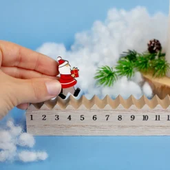 Adventskalender 'Walking Santa' aus Holz mit kleiner Figur | Personalisierbar mit Text