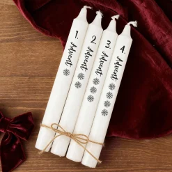 Adventskerzen im 4er-Set | Weiße Stabkerzen mit Schneeflocken für Adventskranz & Weihnachtsdeko