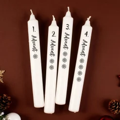 Adventskerzen im 4er-Set | Weiße Stabkerzen mit Schneeflocken für Adventskranz & Weihnachtsdeko