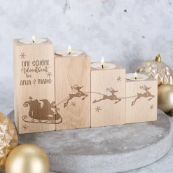 Adventskranz aus Holzteelichthaltern mit Schlitten vom Weihnachtsmann und Wunschtext graviert