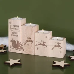 Adventskranz aus Holzteelichthaltern mit Schlitten vom Weihnachtsmann und Wunschtext graviert