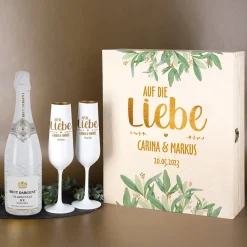 Auf die Liebe - Edles Geschenkset zur Hochzeit mit Sektgläsern und Sektflasche