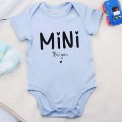 Babybody in hellblau mit Name für MINI - Jungen