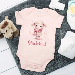 Babybody in Rosa mit Schäfchen und Wunschtext