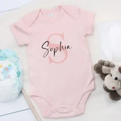 Babygeschenk - Body in rosa mit Name und Initiale
