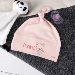 Babymütze in verschiedenen Farben mit Namensaufdruck