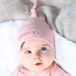 Babymütze in verschiedenen Farben mit Namensaufdruck