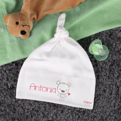 Babymütze in verschiedenen Farben mit Namensaufdruck