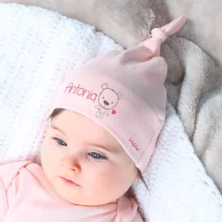 Babymütze in verschiedenen Farben mit Namensaufdruck