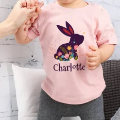 Babyshirt in pastellrosa mit Name und Osterhase