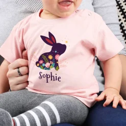 Babyshirt in pastellrosa mit Name und Osterhase