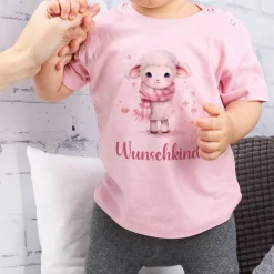 Babyshirt in Rosa mit Schäfchen und Wunschtext