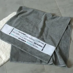 Badetuch mit Ihrem Namen in verschiedenen Schriftarten | 2 Größen wählbar