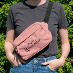Bauchtasche 'Bin Weinkaufen' in Schwarz & Rosa | Umhängetasche als Geschenk für Frauen & Weinliebhaber