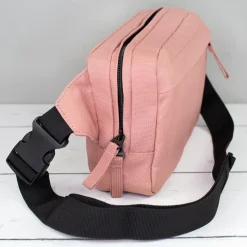 Bauchtasche mit Name personalisiert in schwarz oder rosa | Gürteltasche als Geschenk für Frauen