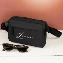 Bauchtasche mit Name personalisiert in schwarz oder rosa | Gürteltasche als Geschenk für Frauen
