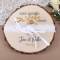 Baumscheibe - Gesucht & Gefunden - als Ringkissen zur Hochzeit mit Namen und Datum