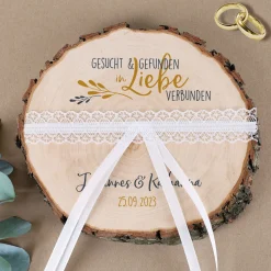 Baumscheibe - Gesucht & Gefunden - als Ringkissen zur Hochzeit mit Namen und Datum