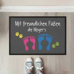 Bedruckte Fußmatte Mit freundlichen Füßen - personalisiert mit Text