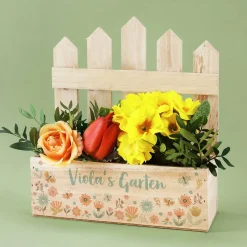 Bedruckter Pflanzkorb mit Zaundetail, buntem Blumenmotiv und Wunschtext