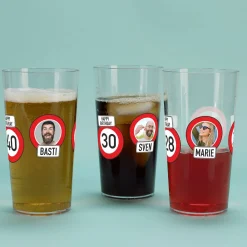 Bedruckter Stapelbecher mit Ihren Bildern und Verkehrszeichenmotiv