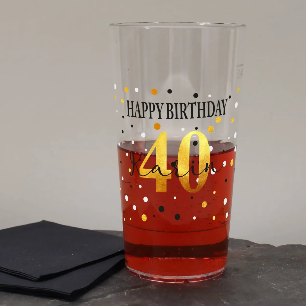 Bedruckter Stapelbecher zum Geburtstag mit Name und Alter