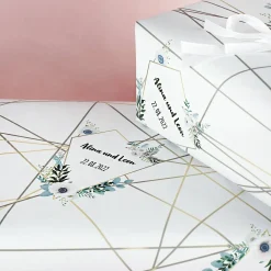 Bedrucktes Geschenkpapier zur Hochzeit mit Blüten Name und Datum