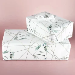Bedrucktes Geschenkpapier zur Hochzeit mit Blüten Name und Datum