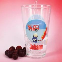 Bedrucktes Trinkglas mit Feuerwehrauto und Name