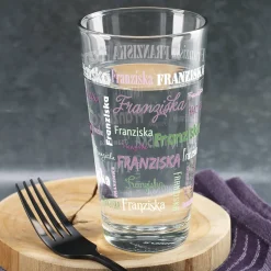 bedrucktes Trinkglas mit Namen in verschiedenen Schriftarten