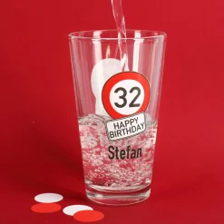 Bedrucktes Trinkglas zum Geburtstag mit Verkehrszeichen