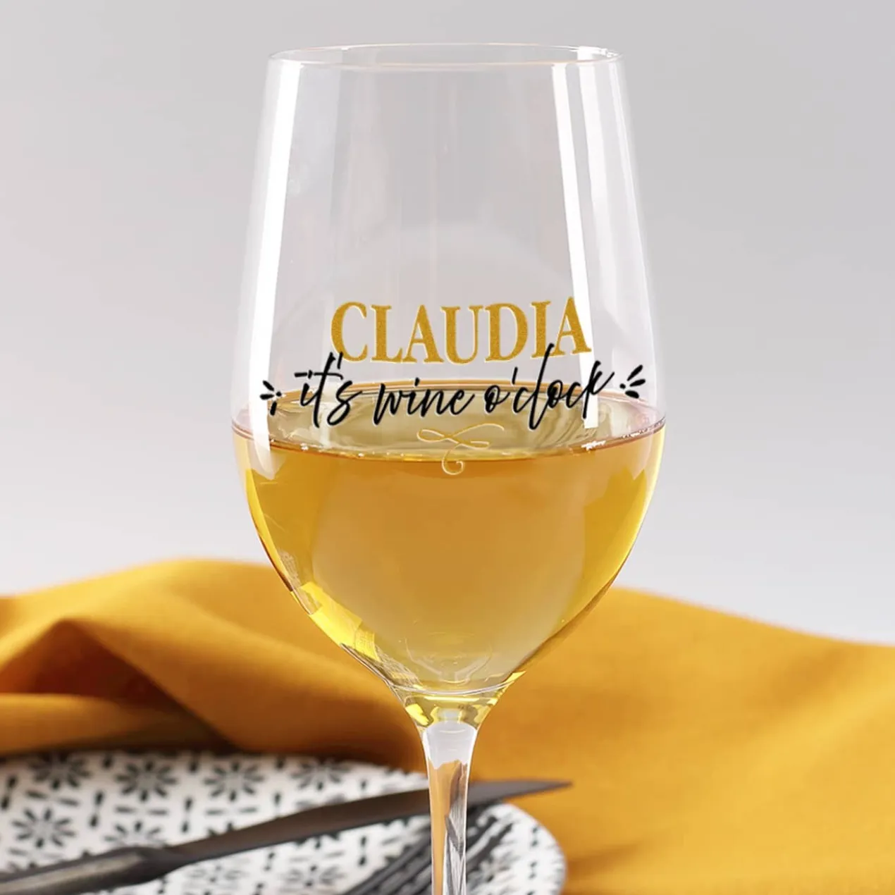 Bedrucktes Weinglas It's wine o'clock mit Name
