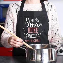 Bei Oma schmeckt's am besten! Schürze mit Namensaufdruck