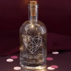Beleuchtete Karaffe mit polygonalem Herz und Text graviert zum Valentinstag oder Hochzeit