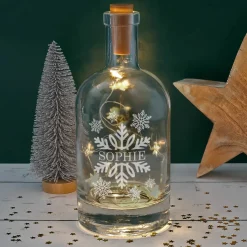 Beleuchtete Karaffe zu Weihnachten mit Schneeflocken und Ihrem Text graviert