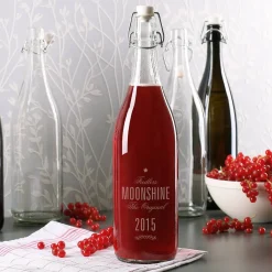 Bügelflasche aus Glas mit 4 Zeilen Wunschtext graviert
