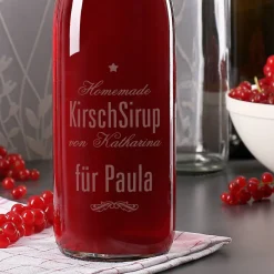 Bügelflasche aus Glas mit 4 Zeilen Wunschtext graviert