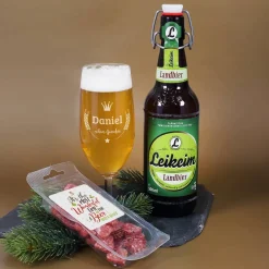 Bier-Geschenkset zu Weihnachten mit gravierter Pilstulpe, Bierflasche und Salami-Herzen