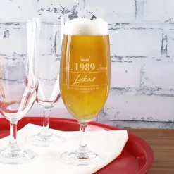 Bierglas von Leonardo mit Name & Geburtsjahr graviert | Pils Glas als Geburtstagsgeschenk für Männer