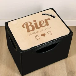 Bierkastendeckel aus Holz mit Wunsch-Gravur als Sitzmöglichkeit