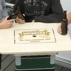 Bierkasten-Tisch zum Vatertag - mit persönlicher Gravur