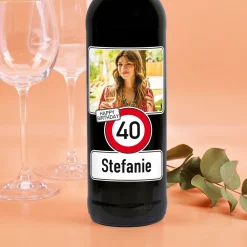 Biorebe Wein zum Geburtstag personalisiert mit Name, Foto & Alter | Verkehrsschild Design