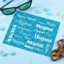 Blaues Brillenputztuch mit Ihrem Namen in verschiedenen Schriftarten
