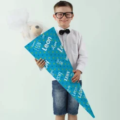 Blaue Schultüte mit Name in verschiedenen Schriftarten
