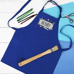 Blaue Werkenschürze für Kinder mit Handwerkermotiv und Namensaufdruck